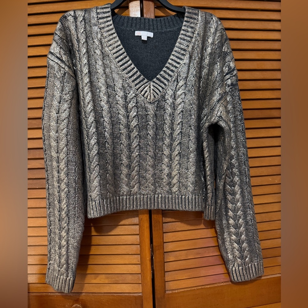 GB Metallic Gold/Black V-Neck Cropped Sweater Size L New without tags.